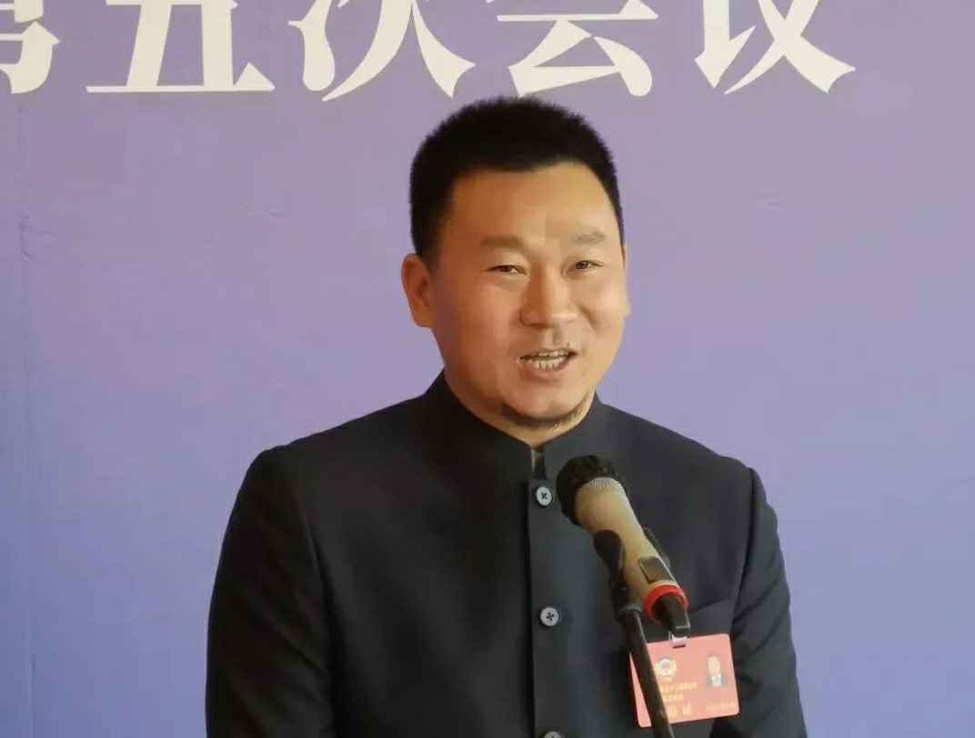 为进一步展示市政协团结、民主、开放、自信的形象，向市民和网友展示政协委员的履职风采，中山市政协十二届五次会议在2月4日上午开幕前开设“委员通道”，市政协委员、沈阳昊弘现场工程管理有限公司公司总经理陈朝阳走进“委员通道”，回应社会关切的问题。他就如何做好城市应急管理规划的问题进行发言，并回答记者提问。.jpg